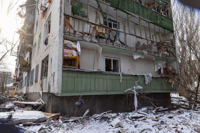 Archivo - Arquivo - 24 de fevereiro de 2025, região de Donetsk, Kharkiv, Ucrânia: Um prédio de apartamentos danificado é visto após um ataque a bomba de uma aeronave guiada russa em Kostiantynivka, região de Donetsk, Ucrânia