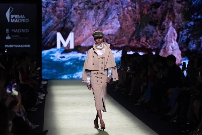 Archivo - Una modelo desfila durante el desfile de la firma Lola Casademunt by Maite, en la 81ª edición de la Mercedes Benz Fashion Week (MBFW), en IFEMA Madrid, a 22 de febrero de 2025, en Madrid (España). IFEMA Madrid acoge la Mercedes-Benz Fashion Week