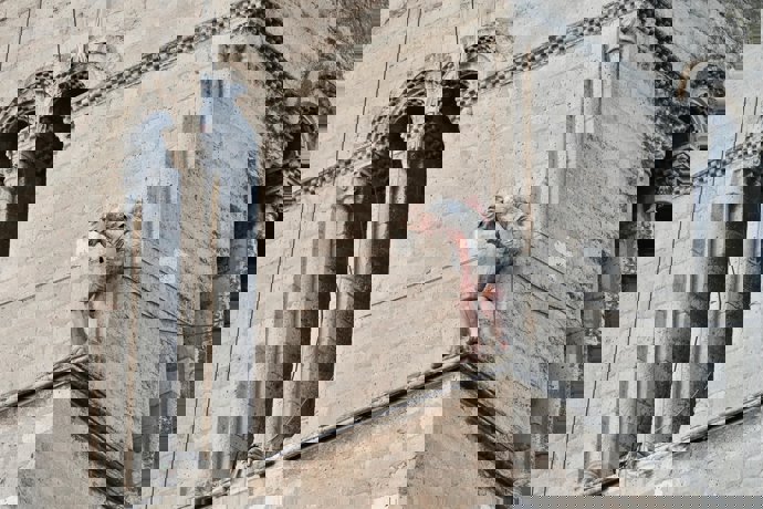 Imagen del espectáculo de danza vertical 'Quasimodo / Esmeralda', de la compañía francesa Lézards Bleus y el coreógrafo Antoine Le Menestrel, en la Iglesia de Santa María de la Antigua, en el marco del TAC 2025.