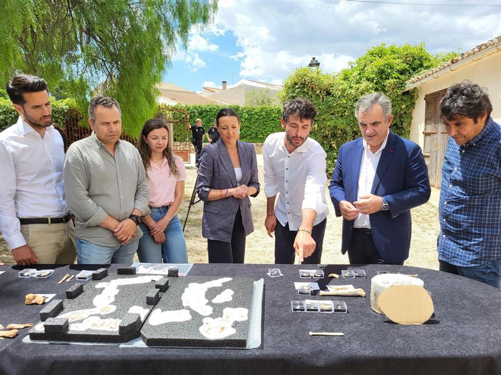 Los consejeros Juan María Vázquez y Carmen Conesa, junto al coordinador del proyecto Life LynxConnect, Francisco Javier Salcedo, y el alcalde de Abanilla, José Antonio Blasco, visitan el yacimiento de Quibas