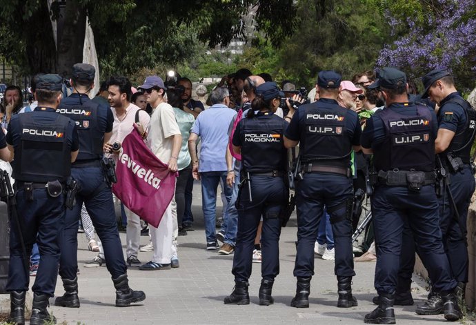 Protesta contra Sánchez a su llegada a la reunión con las víctimas de la dana