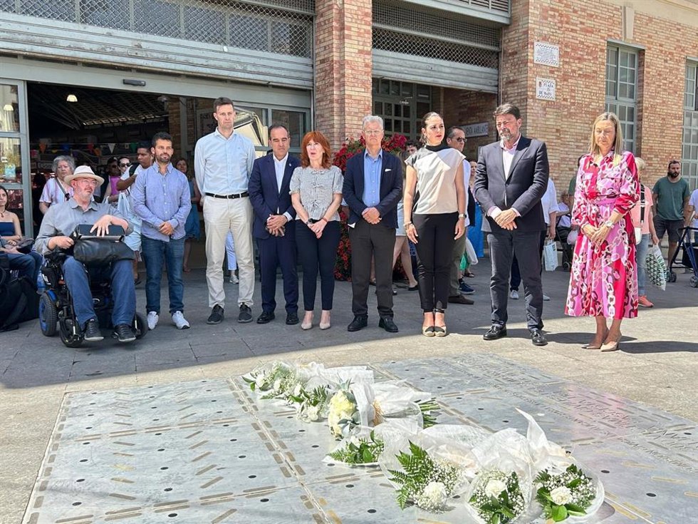 Archivo - Acto institucional por las víctimas del bombardeo en el Mercado Central en la plaza 25 de mayo celebrado en 2024