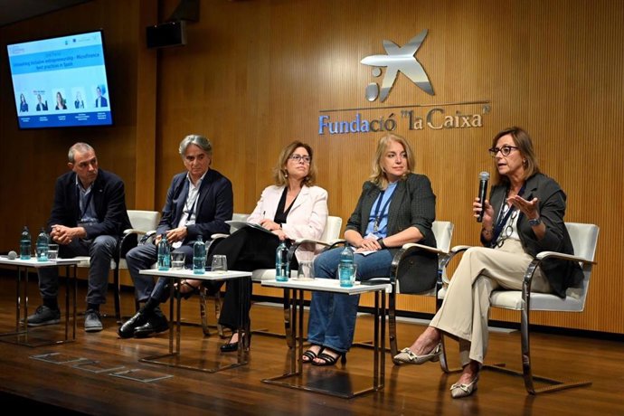Cristina González, directora general de MicroBank (primera por la derecha) durante una mesa redonda sobre el Dia Europeo de las Microfinanzas celebrada en Barcelona