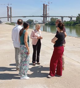Visita de responsables de la UPO a la Zona Franca, con la delegada del Estado para este espacio fiscal, Carmen Tovar, al frente.