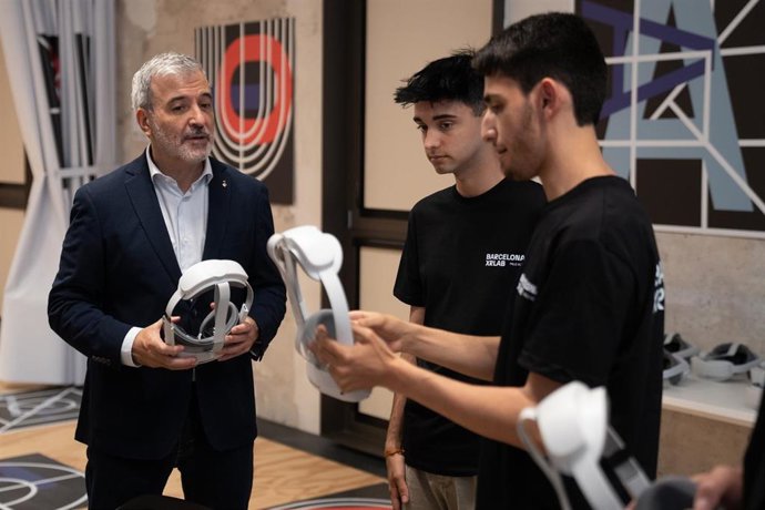 El alcalde de Barcelona, Jaume Collboni, usa unas gafas de realidad aumentada durante la inauguración del nuevo equipamiento de las industrias creativas Barcelona XRLab, a 22 de mayo de 2025, en Barcelona, Catalunya (España). El alcalde de Barcelona ha in