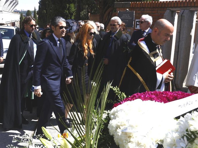 Francisco de Borbón von Hardenberg, Julián Porras y Olivia de Borbón a su llegada al cementerio