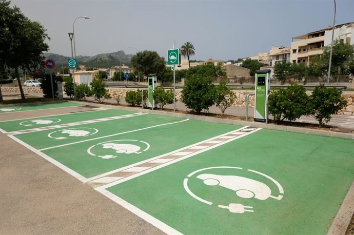 Archivo - Nuevos puntos de recarga eléctrica para vehículos en Pollença.