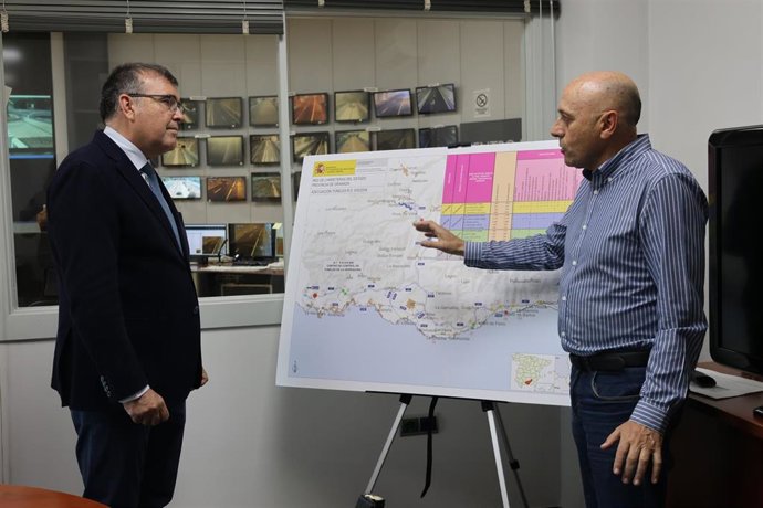 El subdelegado del Gobierno en Granada, José Antonio Montilla, ha visitado el Centro de Control de Túneles de La Herradura