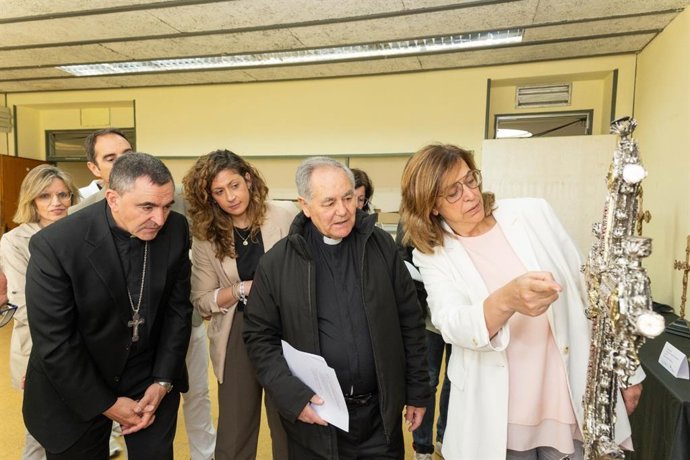 Armisén visita el taller de restauración.