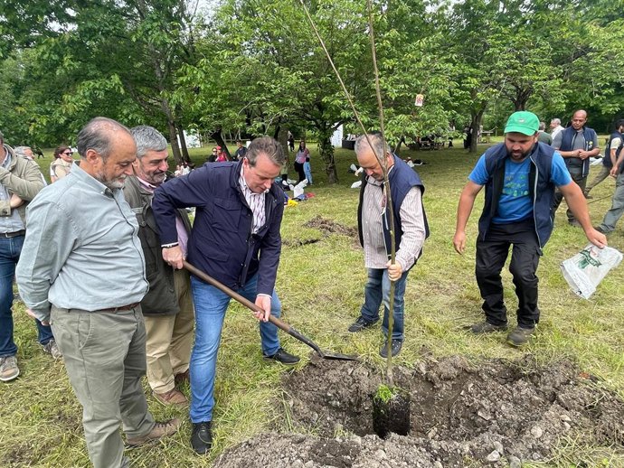 El conseyeru de Mediu Rural de Política Agraria, Marcelino Marcos, nel Dia del Árbol.  