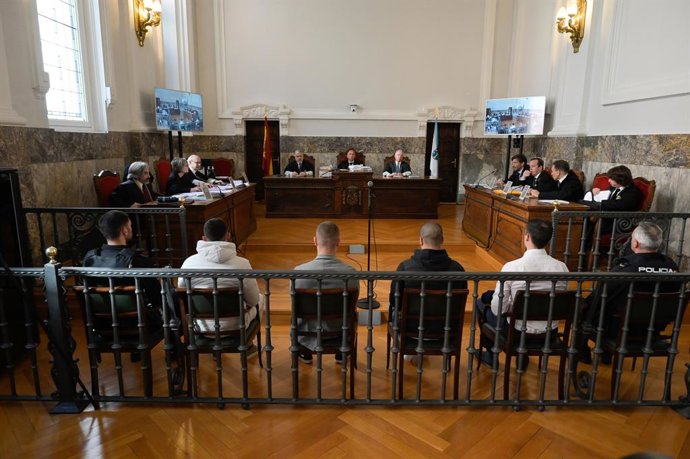 (E-D) Os réus, Diego Montaña, Alejandro Freire, Kaio Amaral e Alejandro Míguez, durante a audiência de apelação, no Tribunal Superior de Xustiza de Galicia, em 28 de abril de 2025, em A Coruña, Galicia (Espanha). Defesas para os assassinos de Samue