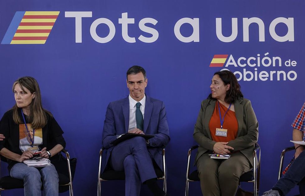 El presidente del Gobierno, Pedro Sánchez, durante una reunión con representantes de la Asociación de Damnificados por la DANA de L'Horta Sud, la Asociación de Víctimas Mortales DANA 29-O y la Associació Víctimes de la DANA 29 doctubre