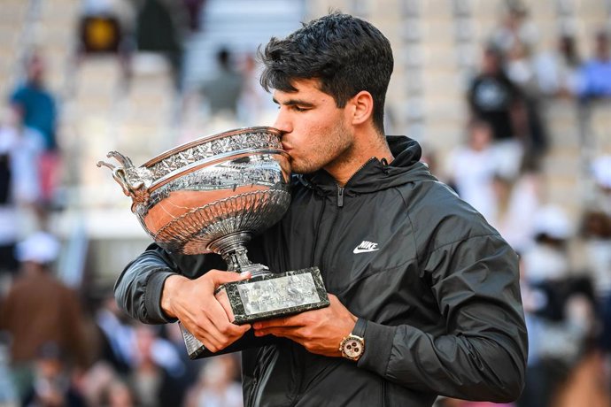 Archivo - Carlos ALCARAZ, da Espanha, comemora sua vitória com o troféu durante o décimo quinto dia do Roland-Garros 2024, torneio de tênis ATP e WTA Grand Slam, em 09 de junho de 2024, no estádio Roland-Garros, em Paris, França - Foto Matthieu Mirville /