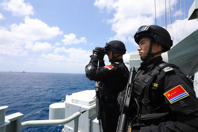 Archivo - Imagen de archivo de militares chinos a bordo de un buque de la Armada.
