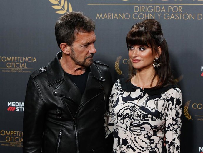 Archivo - Penélope Cruz y Antonio Banderas durante al estreno de la película 'Competencia oficial' en el cine Capitol, a 21 de febrero de 2022, en Madrid (España).