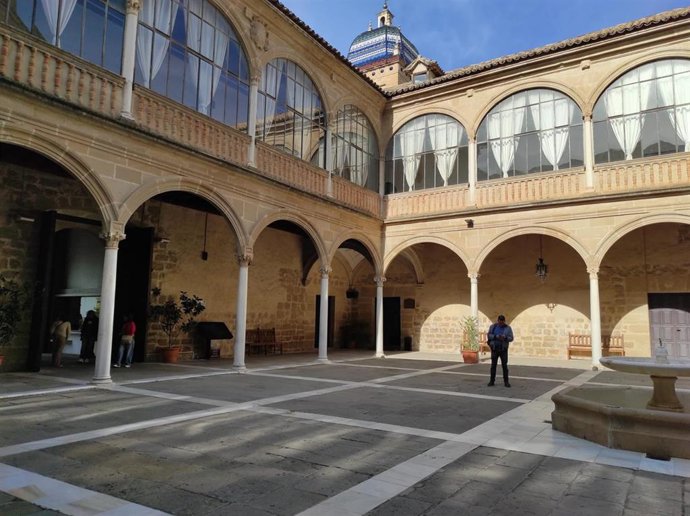 Patio del Hospital de Santiago donde se celebran las jornadas