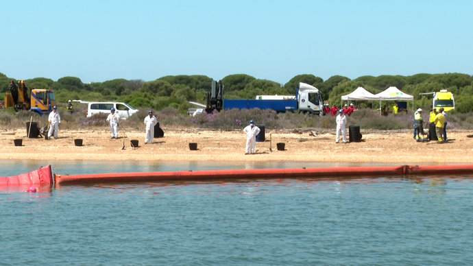 Imagen del ejercicio de lucha contra la contaminación marítima en Huelva.
