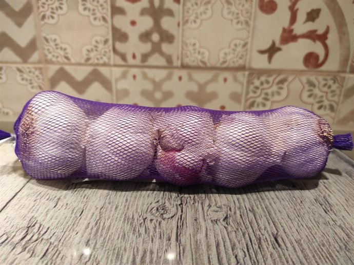 Archivo - Cabezas de ajos morados producidos en Córdoba.