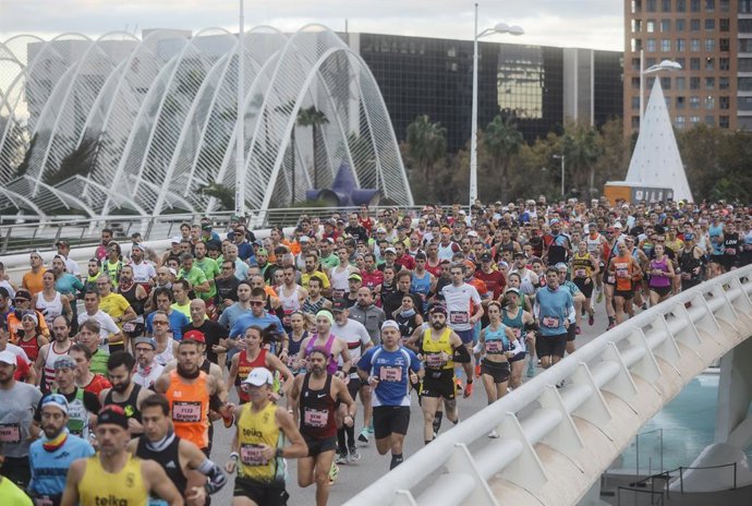 Archivo -  Corredors participen en la Marató de València Trinidad Alfonso, en el Pont de Monteolivet (arxiu)