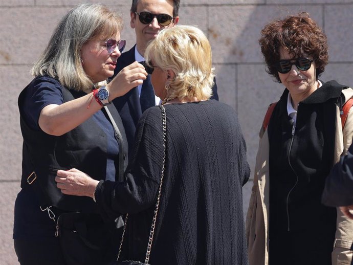 Emma Ozores, Teresa Ozores Arcos y Adriana Ozores a la salida del tanatorio tras la incineración de Mariano Ozores