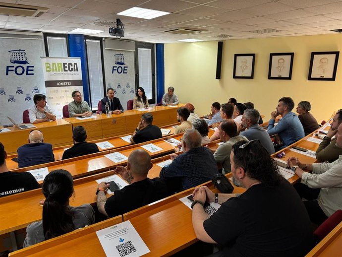 Reunión entre representantes del Ayuntamiento de Huelva y Bareca.