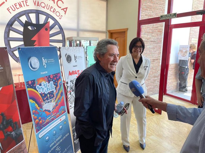 Miguel Ríos atiende a los medios en presencia de la delegada de Desarrollo Educativo de la Junta en Granada, María José Martín