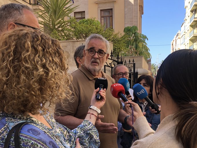 El portavoz de la Mesa en Defensa del Ferrocarril de Almería, José Carlos Tejada, atiende a los medios a las puertas de la Subdelegación del Gobierno.