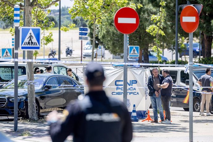 Agentes de la Policía Científica trabajan en el lugar en el que han ocurrido los hechos, a 21 de mayo de 2025, en Pozuelo de Alarcón, Madrid (España). Un hombre ha fallecido al recibir varios disparos en la puerta del Colegio Americano, los hechos se han 