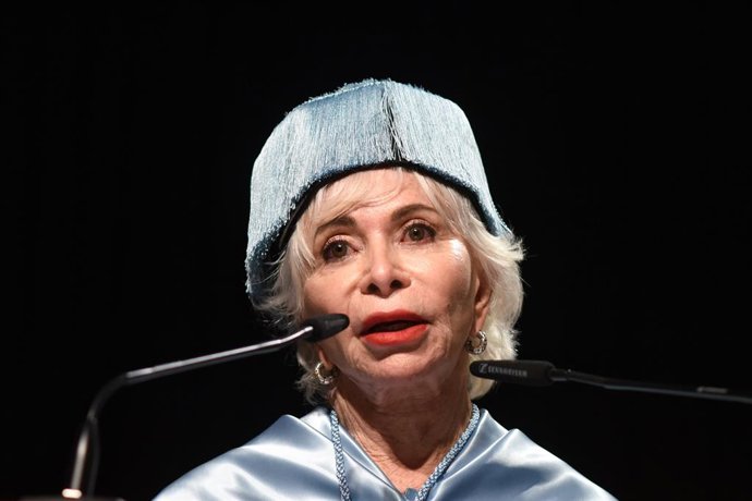 A escritora Isabel Allende discursa durante a cerimônia em que recebeu o título de doutora honoris causa da Universidade Internacional Menéndez Pelayo (UIMP), no Instituto Cervantes, em 22 de maio de 2025, em Madri (Espanha). O apoio de Allende