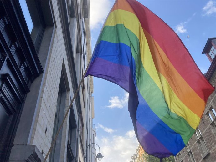 A bandeira do arco-íris é fotografada durante o evento de abertura da "Brussels Pride", na quarta-feira, 07 de maio de 2025, em Bruxelas. O evento de abertura foi organizado pela Rainbow House. A Brussels Pride coloca a comunidade LGBTQIA+ no centro das a