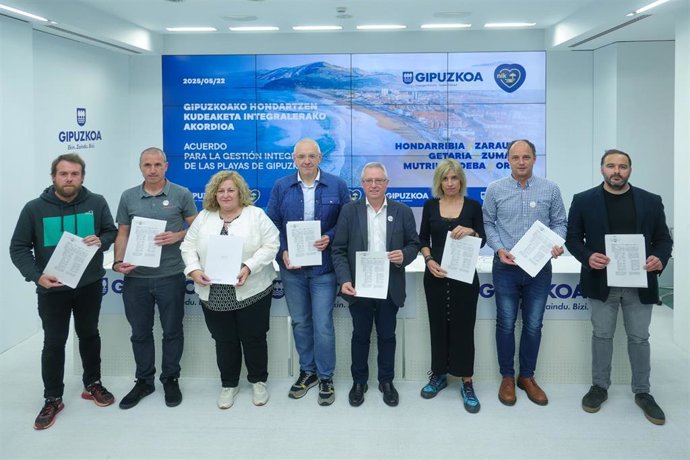 El diputado de Sostenibilidad, José Ignacio Asensio, y alcaldes y alcaldesas de los municipios costeros de Gipuzkoa