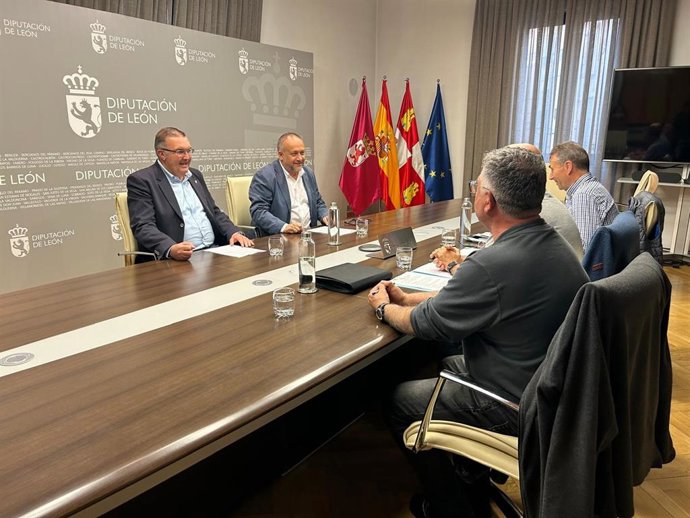 El presidente de la Diputación con miembros del Comité de Empresa de Azucarera en la reunión de este jueves.