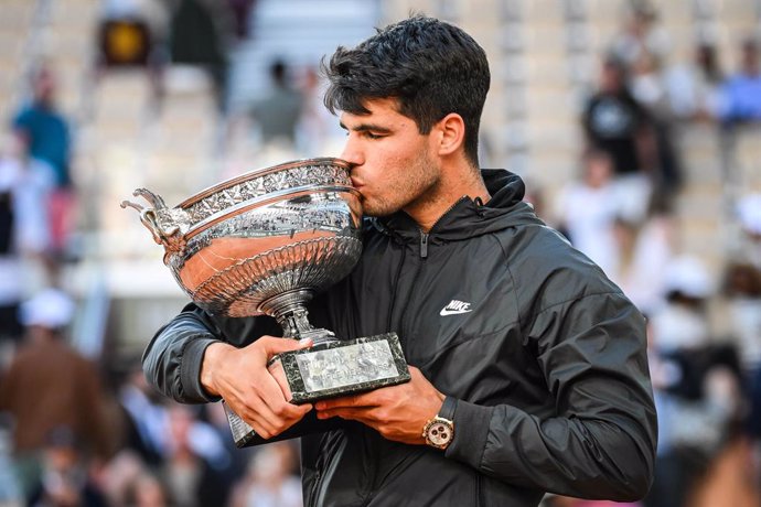 Archivo - Carlos ALCARAZ of Spain celebrates his victory with the trophy during the fifteenth day of Roland-Garros 2024, ATP and WTA Grand Slam tennis tournament on June 09, 2024 at Roland-Garros stadium in Paris, France - Photo Matthieu Mirville / DPPI