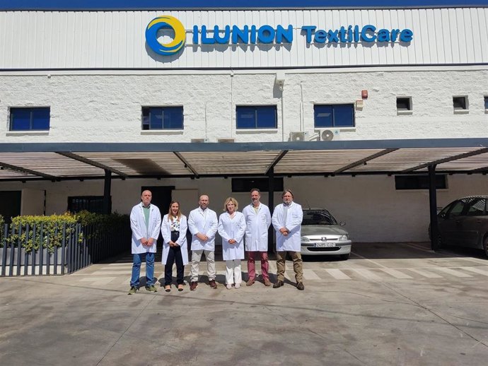 La delegada territorial de Empleo, Empresa y Trabajo Autónomo de la Junta en Málaga, Carmen Sánchez Sierra, visita las instalaciones del Centro Especial de Empleo Ilunion Lavandería,