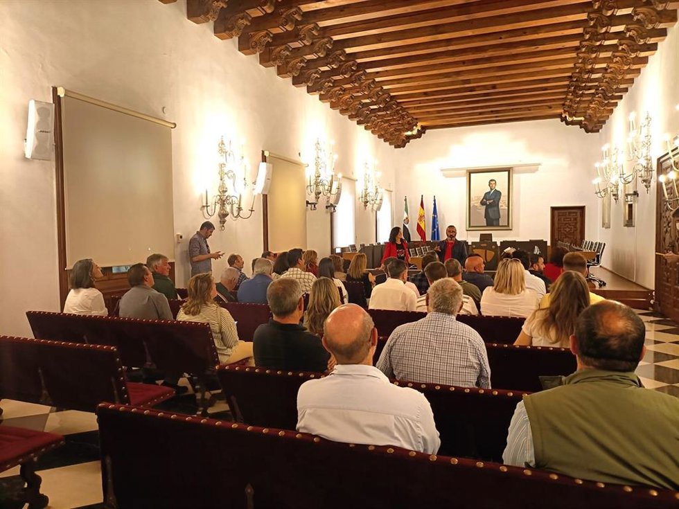 Reunión en la Diputación de Cáceres para cer las necesidades de los ayuntamientos que tienen residencias de mayores