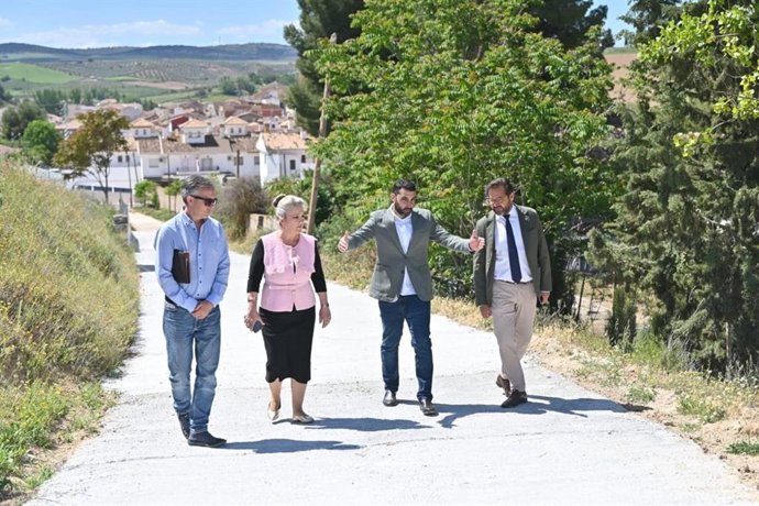 Visita de la Junta y el Ayuntamiento de Guadahortuna a uno de los caminos habilitados tras el paso de la dana