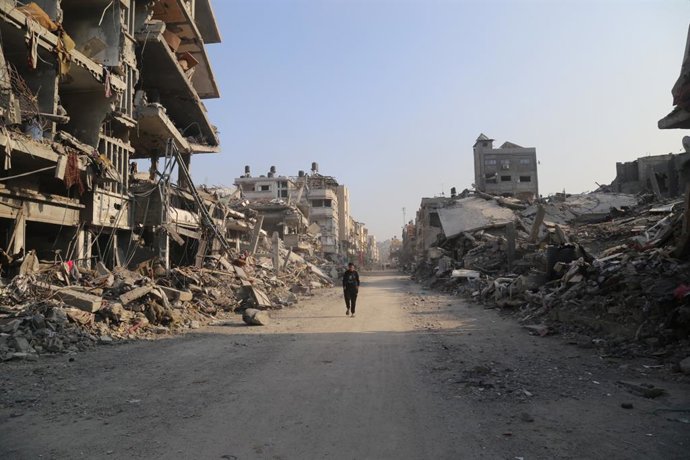 Archivo - Arquivo - Um homem passa por edifícios destruídos por ataques do exército israelense na cidade de Beit Lahia, no norte da Faixa de Gaza (arquivo).