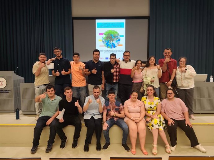 Los 18 jóvenes con discapacidad intelectual que han obtenido su título en la US gracias a 'Unidiversidad'.