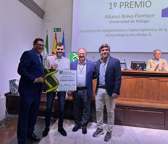 Alfonso Bravo, alumno de Ciencias de la UMA, recibe el premio al mejor TFG del Colegio de Biólogos de Andalucía.