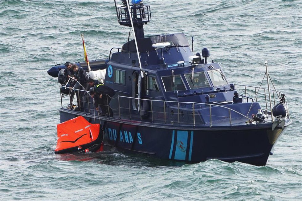 Archivo - Una lancha de aduanas recoge un barco hundido y un trozo de barco arrastrado a las rocas junto al faro,en la ría de Muros, a 31 de octubre de 2023, en la comarca de Muros, A Coruña, Galicia (España). Un barco de madera de la flota de bajura ad