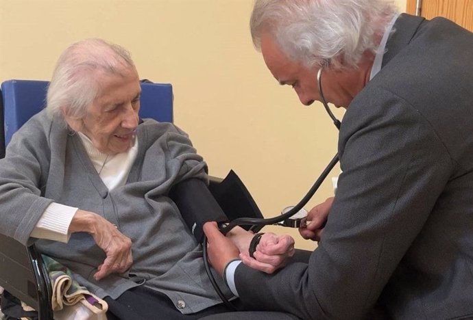 Sor Rosario Soto, de 111 años, con el Dr. Manuel de la Peña