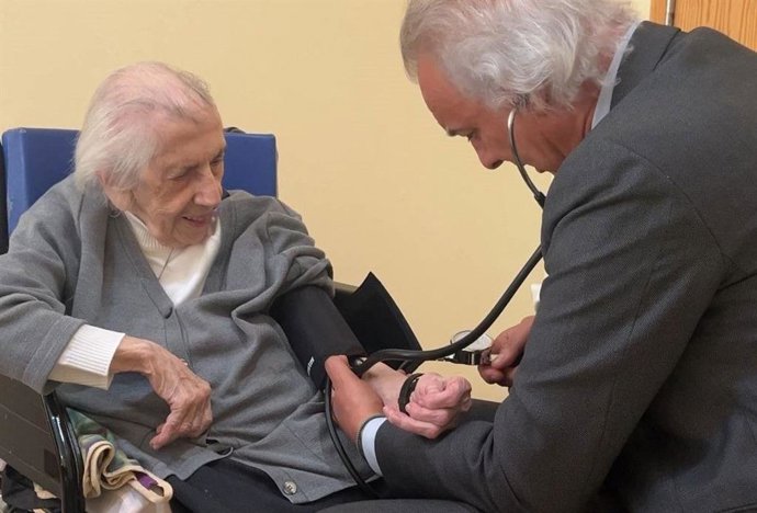 Sor Rosario Soto, de 111 años, con el Dr. Manuel de la Peña
