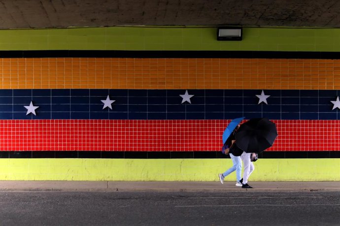 Una persona paseando en una calle en Venezuela