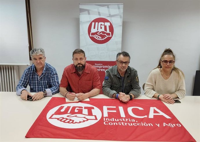 El presidente del Comité de Empresa de Azucarera La Bañeza, Benigno Pérez; el secretario general de UGT FICA León, René Rodríguez; el secretario general de UGT León, Enrique Reguero, y la secretaria de Organización de UGT FICA, Elena Castañón.