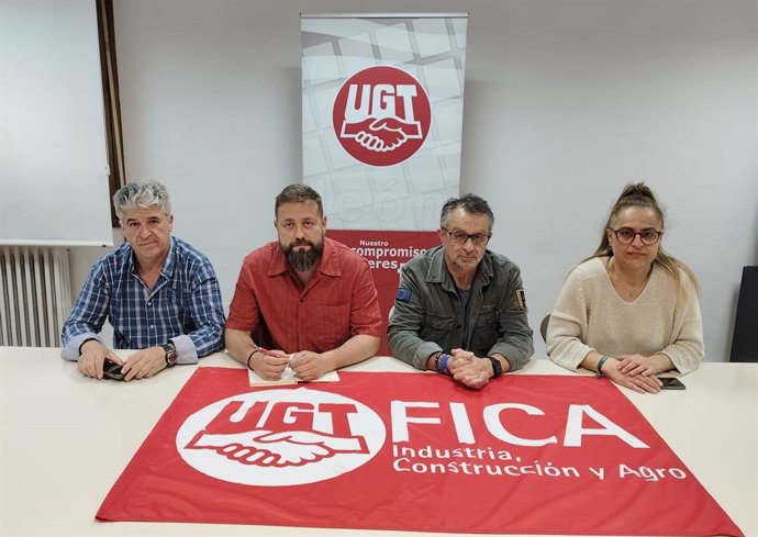El presidente del Comité de Empresa de Azucarera La Bañeza, Benigno Pérez; el secretario general de UGT FICA León, René Rodríguez; el secretario general de UGT León, Enrique Reguero, y la secretaria de Organización de UGT FICA, Elena Castañón.