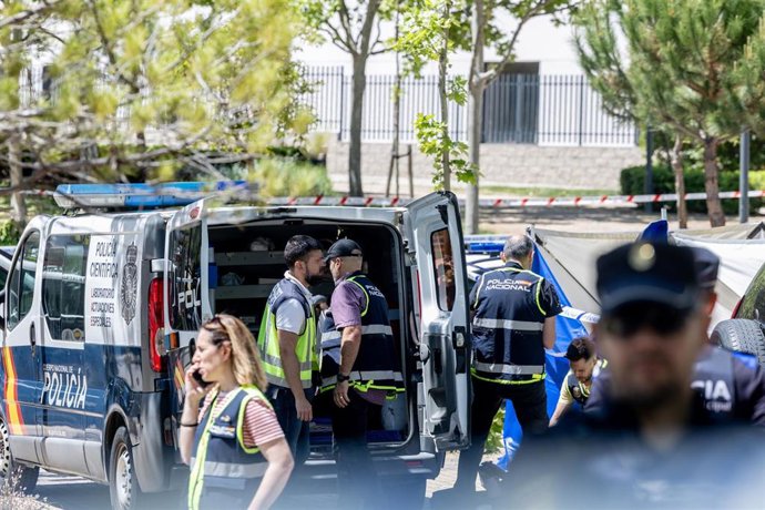 Agentes de la Policía Científica trabajan en el lugar en el que ocurrieron ayer los hechos, a 21 de mayo de 2025, en Pozuelo de Alarcón, Madrid (España). 