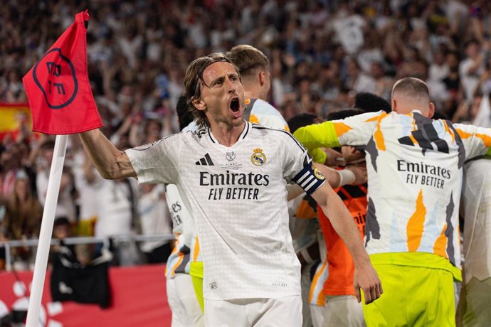 Luka Modric, do Real Madrid, comemora um gol marcado por Aurelien Tchouameni, do Real Madrid, durante a final da Copa do Rei da Espanha, partida de futebol disputada entre FC Barcelona e Real Madrid no Estádio La Cartuja, em 26 de abril de 2025, em Sevilh