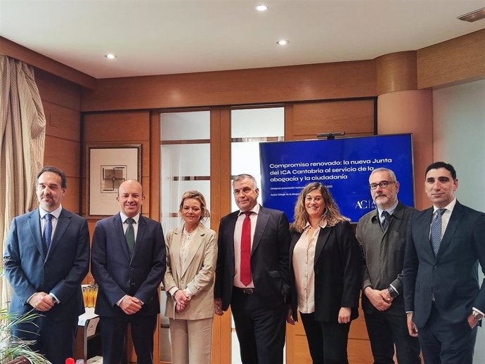 El decano del Colegio de la Abogacía de Cantabria, Carlos Pérez, junto a miembros de la nueva Junta