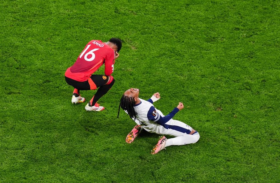 21 May 2025, Spain, Bilbao: Tottenham Hotspur's Destiny Udogie celebrates as Manchester United's Amad Diallo sits dejected following the UEFA Europa League final soccer match between Tottenham Hotspur and Manchester United at the Estadio de San Mames. P