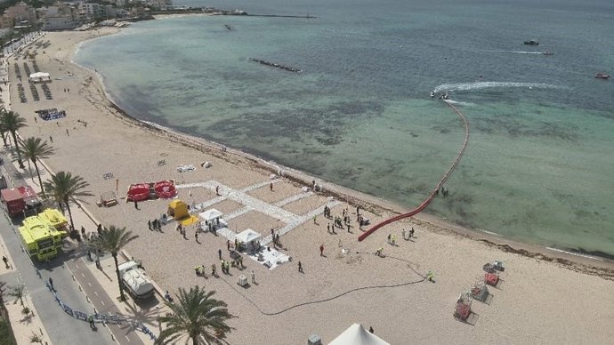 Despliegue de efectivos de emergencias en Ciutat Jardí durante el simulacro de contaminación marina de este jueves.